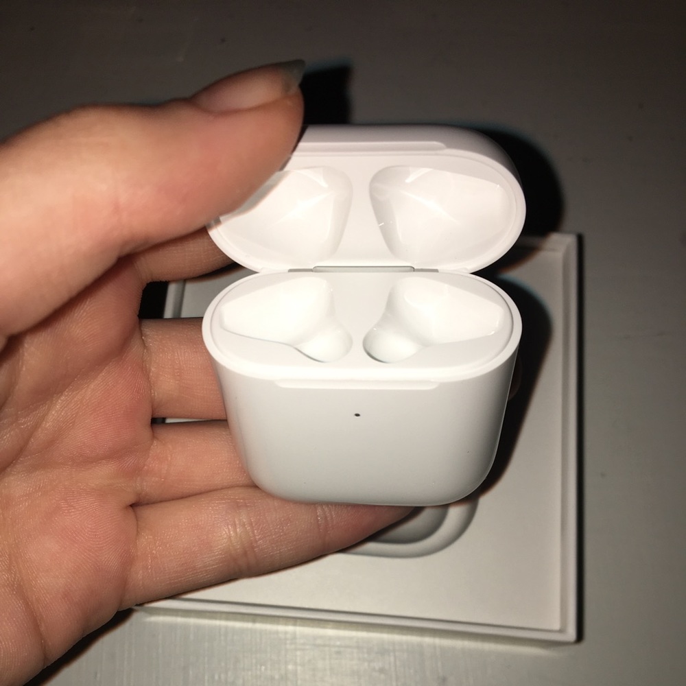 Apple AirPods Wireless Charging Case